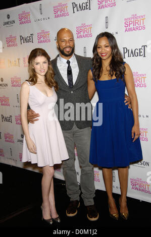 Le 27 novembre 2012 - Hollywood, Californie, États-Unis - Anna Kendrick, commune et Zoe Saldana au cours de la 28e Annual Film Independent Spirit Awards tenue à l'hôtel W Hollywood, le 27 novembre 2012, à Los Angeles.(Image Crédit : © Michael Germana/Globe Photos/ZUMAPRESS.com) Banque D'Images