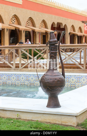 Pichet à l'ancienne près de la piscine au restaurant, Hurghada, Egypte. 1000 et 1 nuits. Mille et Une Nuits Banque D'Images