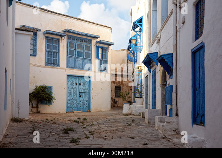 Sidi Bou Said - immeuble typique avec des murs blancs, portes et fenêtres bleues, Tunisie Banque D'Images