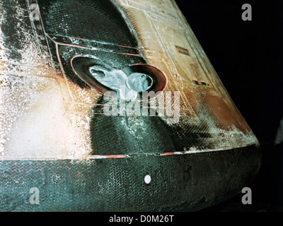 L'écran thermique ablatif carbonisé partout comme Saturne Apollo-201 Module de commande récupéré USS Boxer. capsule rentra dans la terre Banque D'Images