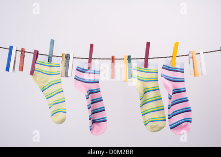 Chaussettes colorées accroché sur le fil à sécher Banque D'Images