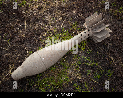 Les vieux grenade d'obus de mortier sur le terrain. Banque D'Images