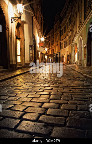 Ruelle mystérieuse avec des lanternes à Prague la nuit Banque D'Images