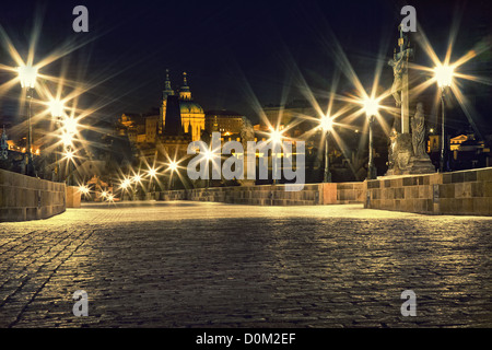 Le pont Charles à Prague avec des lanternes dans la nuit Banque D'Images