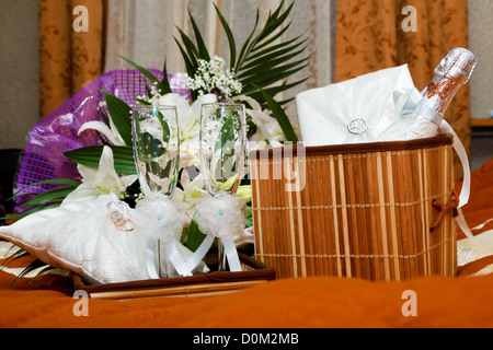 Décoration mariage : champagne, verres à vin, album, fleurs Banque D'Images