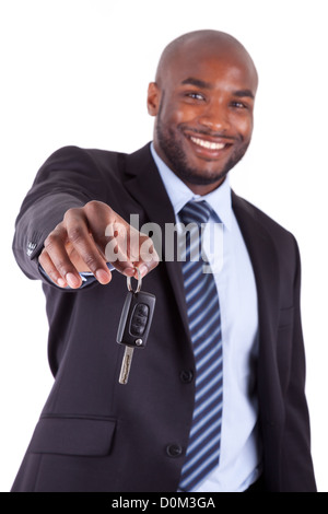 Young African American businessman holding une clé de voiture,isolé sur fond blanc Banque D'Images