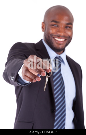 Young African American businessman holding une clé de la maison, isolé sur fond blanc Banque D'Images