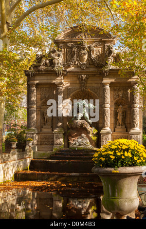 Fontaine Médicis avec Statue de Acis et Galatée d'être découvert par les Cyclopes, Jardin du Luxembourg, Paris France Banque D'Images