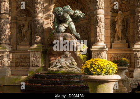 Fontaine Médicis avec Statue de Acis et Galatée d'être découvert par les Cyclopes, Jardin du Luxembourg, Paris France Banque D'Images