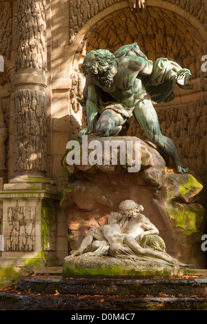 Fontaine Médicis avec Statue de Acis et Galatée d'être découvert par les Cyclopes, Jardin du Luxembourg, Paris France Banque D'Images