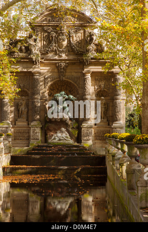 Fontaine Médicis avec Statue de Acis et Galatée d'être découvert par les Cyclopes, Jardin du Luxembourg, Paris France Banque D'Images