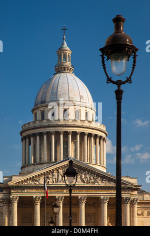 Dome et façade de la Panthéon, conçu par Soufflot, construit en 1758 en tant qu'église de Sainte Geneviève, Paris France Banque D'Images