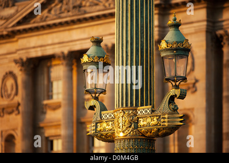 La lumière du soleil sur le paramètre ornate lampadaire en place de la Concorde, Paris France Banque D'Images