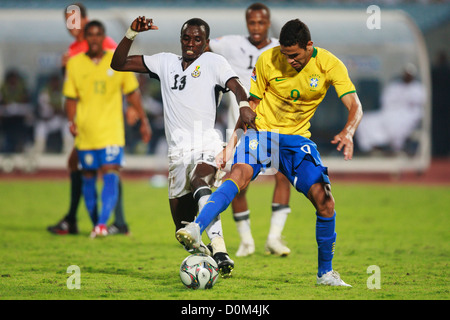 Mohammed Rabiu du Ghana (13) se bat pour la balle contre Alan Kardec du Brésil (9) au cours de la 2009 FIFA U-20 World Cup final. Banque D'Images