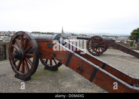 Canons sur les murs de la ville de Londonderry en Irlande du Nord donnent sur la zone Bogside en dehors de la ville Banque D'Images