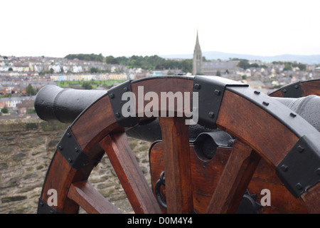 Canons sur les murs de la ville de Londonderry en Irlande du Nord donnent sur la zone Bogside en dehors de la ville Banque D'Images