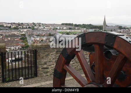 Canons sur les murs de la ville de Londonderry en Irlande du Nord donnent sur la zone Bogside en dehors de la ville Banque D'Images