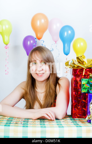 Joyeux anniversaire. Charmante fille avec un tas de cadeaux Banque D'Images