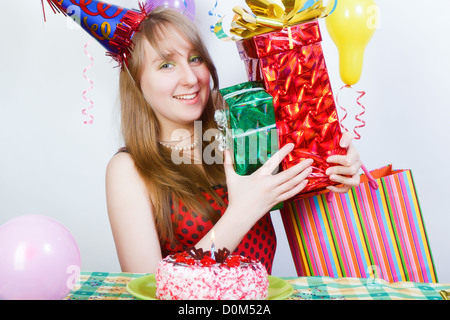 Joyeux anniversaire. Charmante fille avec un tas de cadeaux Banque D'Images