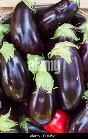 Aubergines dans un panier en bois exposé au farmers market Banque D'Images