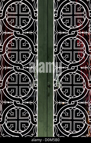 Les cercles emmêlés et icône religieuse chrétienne détail motif sur fer porte de l'église. Banque D'Images