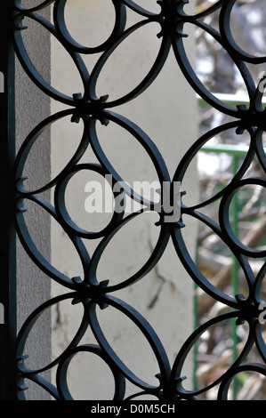 Cadre de porte en métal vintage avec motif cercles décoratifs. Résumé fond. Banque D'Images