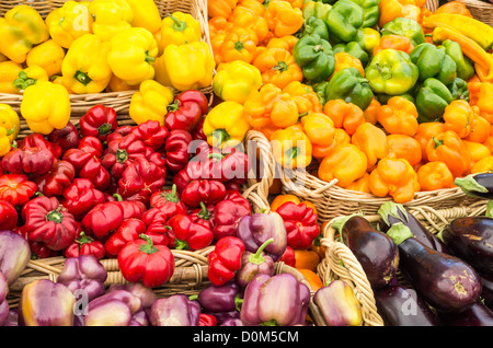 Affichage des poivrons sur l'affichage à l'farmers market Banque D'Images