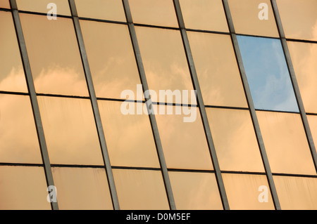 Sky reflétée sur façade en verre de bord d'un bâtiment moderne. Résumé fond. Banque D'Images