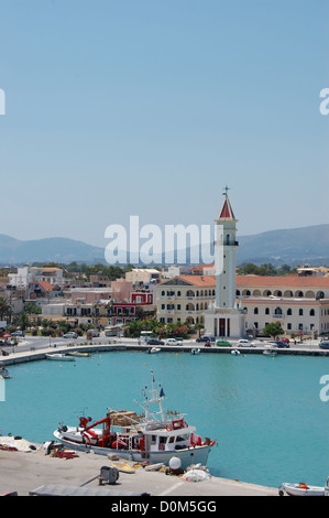 Vue panoramique de la ville de Zakynthos port grec et l'église Agios Dionysios. Banque D'Images