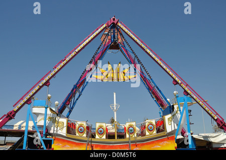 Swing coloré dans le parc d'attractions. Résumé fond. Banque D'Images