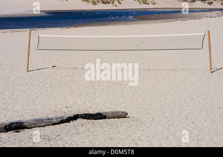 Un filet de volley-ball sur la plage Banque D'Images