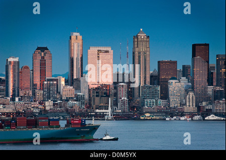 Un beau coucher de soleil d'automne illumine le Seattle skyline prises d'un bout à l'Elliott Bay dans la région de West Seattle. Banque D'Images