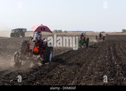 Les agriculteurs labourant un champ près d'Hébron, l'Illinois lors d'une démonstration de tracteur antique. Banque D'Images