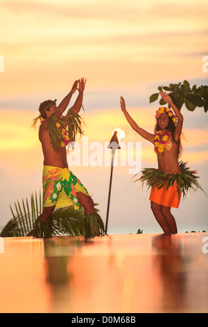 M. Perle de couple (âge début des années 20) dans des tenues traditionnelles de danse Tamure Arue près de Papeete Tahiti Nui Îles de la Société Français Banque D'Images