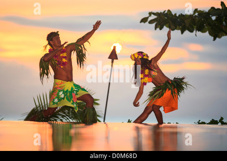 M. Perle de couple (âge début des années 20) dans des tenues traditionnelles de danse Tamure Arue près de Papeete Tahiti Nui Îles de la Société Français Banque D'Images