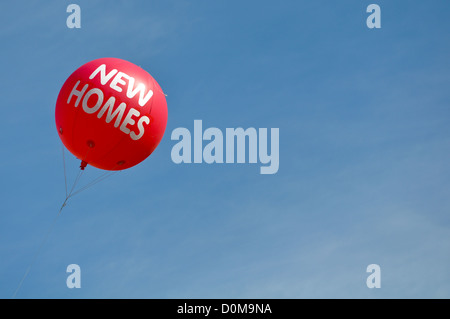 De nouvelles maisons d'accueil Hot Air Balloon Publicité Rejoignez Banque D'Images