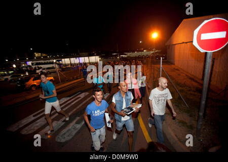 JOHANNESBURG, AFRIQUE DU SUD - le 27 novembre : Fans de Lady Gaga pop star US à l'aéroport de Lanseria où elle est arrivée le 27 novembre 2012 à Johannesburg, Afrique du Sud. Gaga se produira en Afrique du Sud dans le cadre de son 'Born This Way Ball tour.(Photo de Gallo Images / The Times / Daniel Né) Banque D'Images