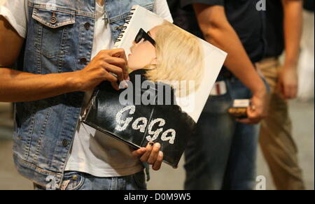 JOHANNESBURG, AFRIQUE DU SUD - le 27 novembre : Fans de Lady Gaga pop star US à l'aéroport de Lanseria où elle est arrivée le 27 novembre 2012 à Johannesburg, Afrique du Sud. Gaga se produira en Afrique du Sud dans le cadre de son 'Born This Way Ball tour.(Photo de Gallo / images / Vathiswa Ruselo Sowetan) Banque D'Images