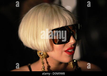 JOHANNESBURG, AFRIQUE DU SUD - le 27 novembre : pop star Lady Gaga arrive à l'aéroport de Lanseria, 27 novembre 2012 à Johannesburg, Afrique du Sud. Gaga se produira en Afrique du Sud dans le cadre de son 'Born This Way Ball tour.(Photo de Gallo / images / Vathiswa Ruselo Sowetan) Banque D'Images