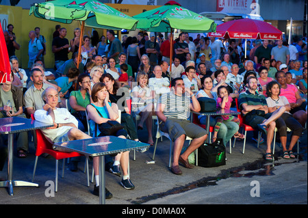 Les gens à assister à une projection de film en plein air au Festival Juste pour rire à Montréal, province de Québec, Canada. Banque D'Images