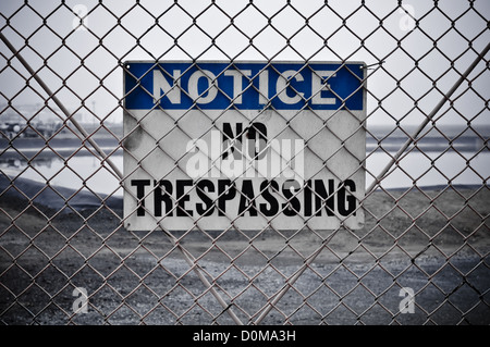 Dingy aucune intrusion signer en face de zone protégée Banque D'Images