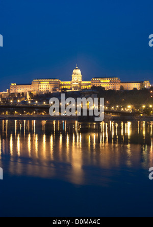 Voir l'aube du château de Buda et le Pont des chaînes Széchenyi sur le Danube à Budapest, capitale de la Hongrie. Banque D'Images