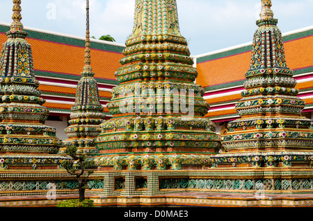 Carreaux de porcelaine chinois décorant la façade d'un Chedi géant dans le parc du temple de Wat Pho à Bangkok Banque D'Images