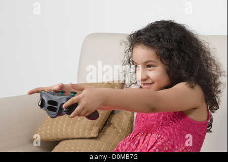 Close-up of a Girl jouer à un jeu vidéo Banque D'Images