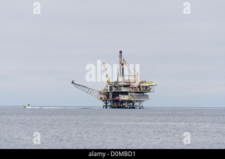 Plate-forme pétrolière off-shore dans le chenal de Santa Barbara, Ventura, Californie, USA Banque D'Images