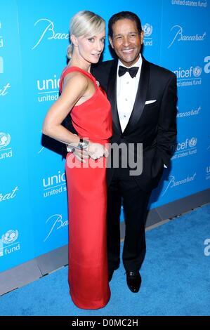 Hilary Gumbel, Bryant Gumbel aux arrivées pour le huitième rapport annuel sur l'UNICEF Snowflake Ball, Le Restaurant Cipriani 42nd Street, New York, NY Le 27 novembre 2012. Photo par : Andres Otero/Everett Collection ?Alamy live news. USA. Banque D'Images