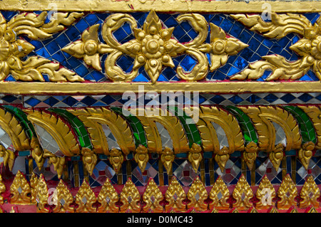 L'or et de carrelage en mosaïque décorant la façade des temples, le Grand Palace Bangkok Banque D'Images