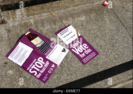 Arrêter le BNP nazie des tracts sur le trottoir. Produit par s'unir contre le fascisme et le PCS syndicat. Banque D'Images