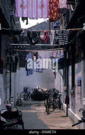 La Chine, Shanghai, ruelle dans la concession française un regard laissant place à des bâtiments en verre et une infrastructure moderne. Banque D'Images