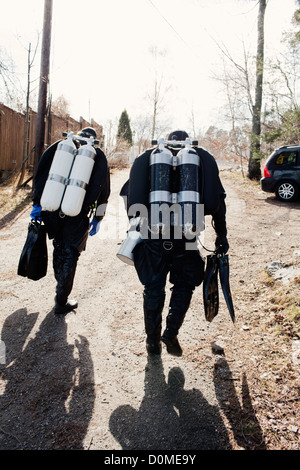 Deux plongeurs walking Banque D'Images